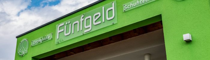 Grünes Eingangsportal von Fünfgeld Orthopädieschuhtechnik